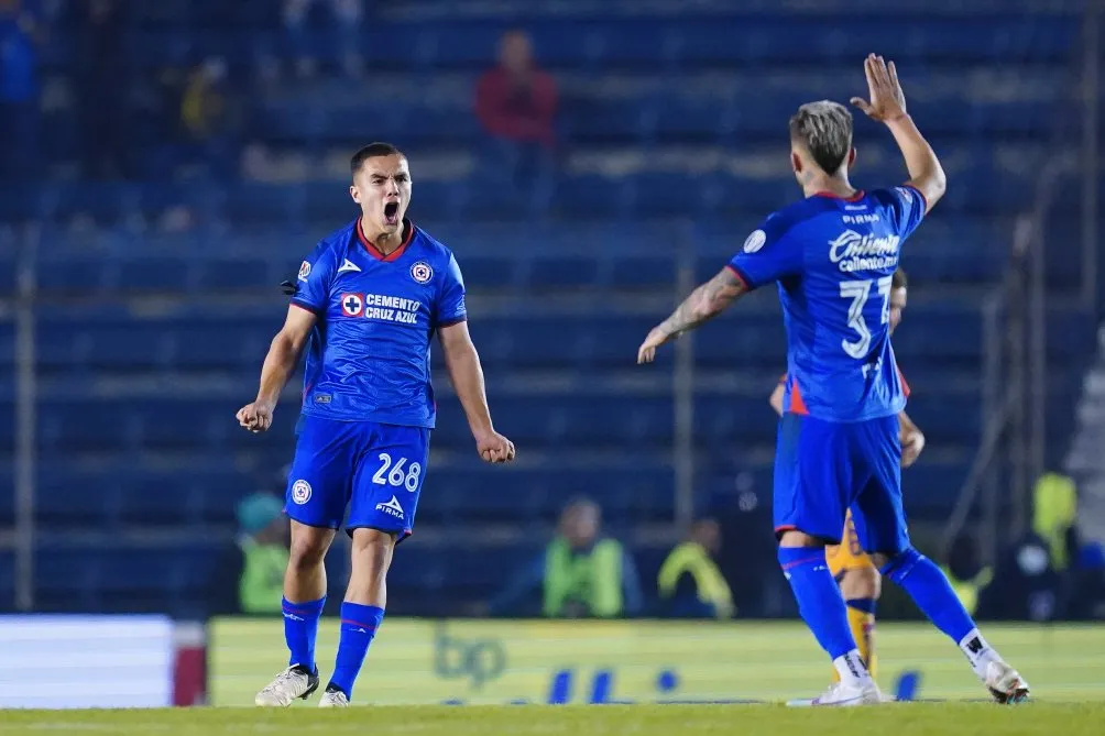 Mateo Levy en festejo con Gonzalo Piovi