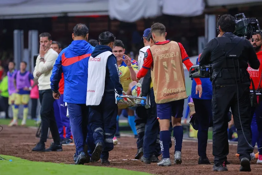 Reyes tras salir de cambio por una herida en la pierna