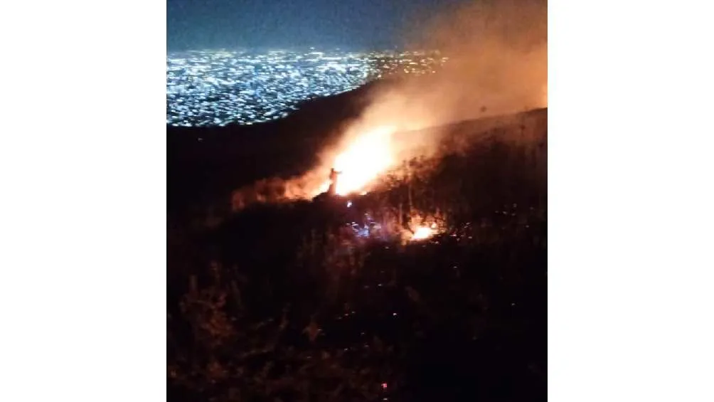 No se reportan lesionados, sólo toneladas de pastizales quemados.