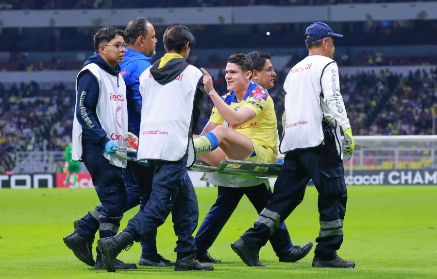 Reyes salió en camilla