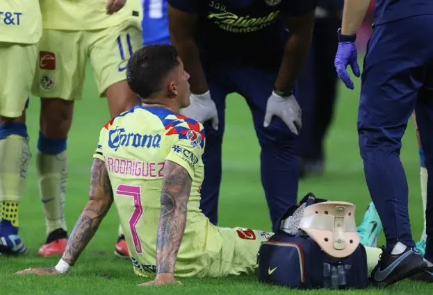 Brian Rodríguez es atendido por lesión