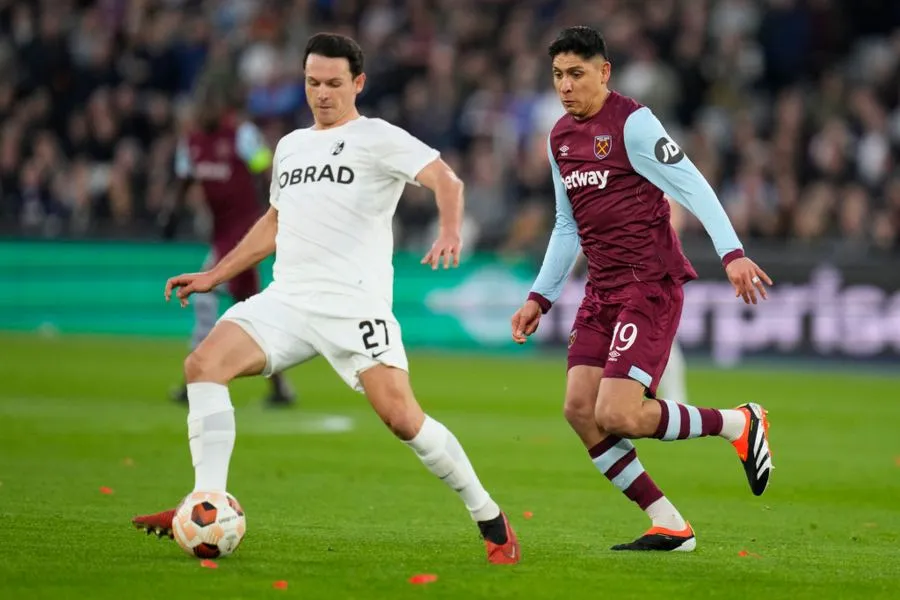 Edson Álvarez en los Octavos de Final de Europa League