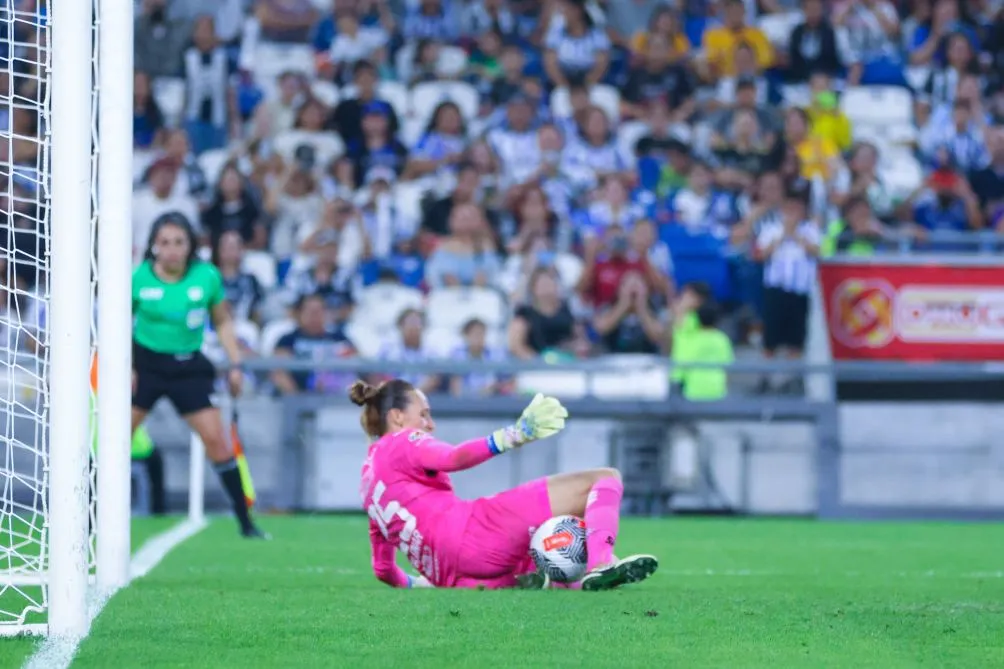 IMAGO 7 Así atajó Tajonar el penal de Stephany Mayor