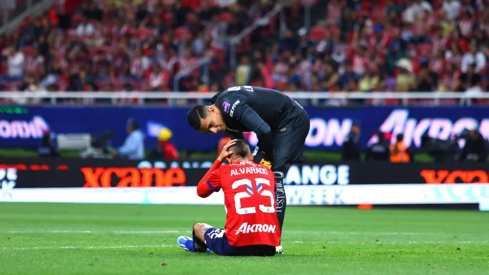 Alvarado en el césped por el choque
