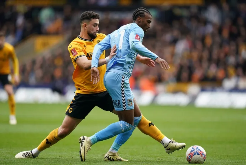 El comentarista de 69 años bromeó sobre la mano