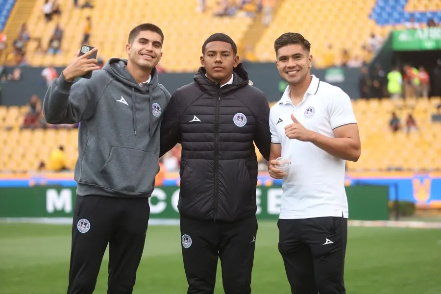 Jugadores de Mazatlán en el Estadio Universitario