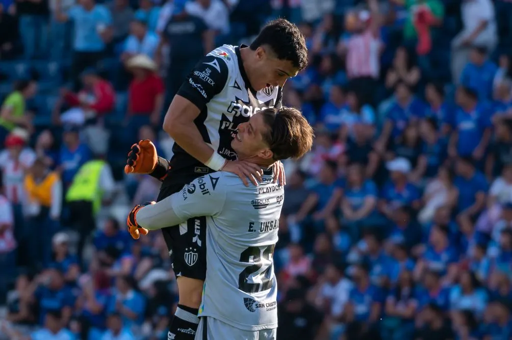 Jugadores de Necaxa celebran el gol
