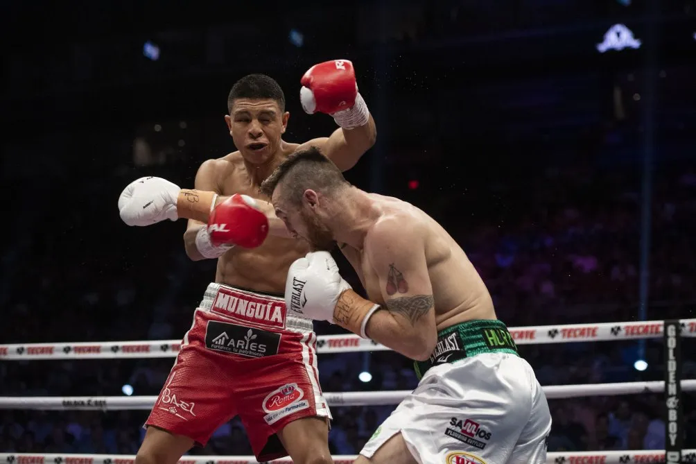 Munguía en pelea contra Dennis Horan