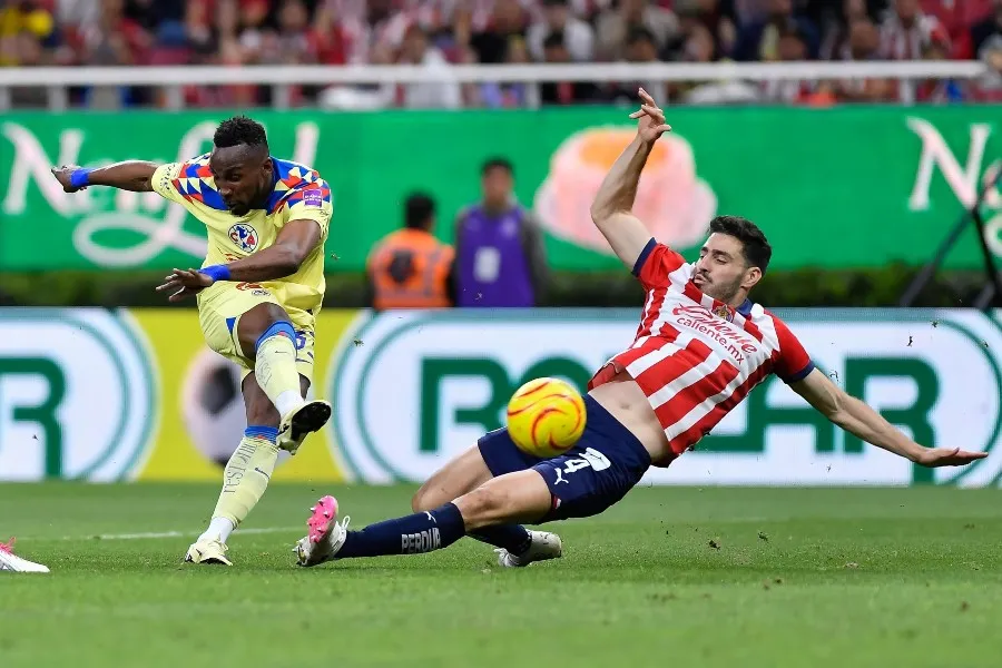 Julián Quiñones en el duelo contra Chivas