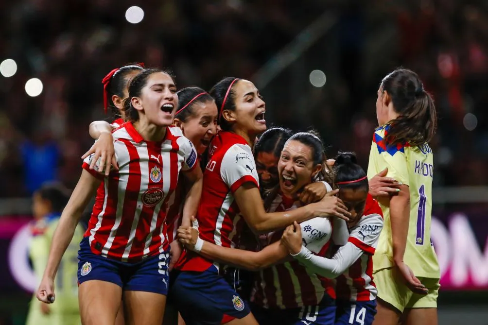Jugadoras de Chivas en celebración