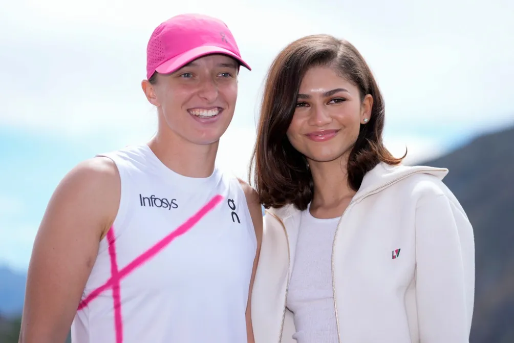 La tenista polaca con Zendaya, que asistió al partido