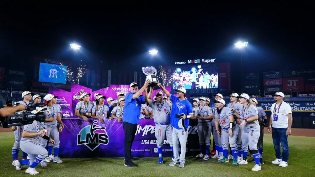 Charros de Jalisco levantando el trofeo