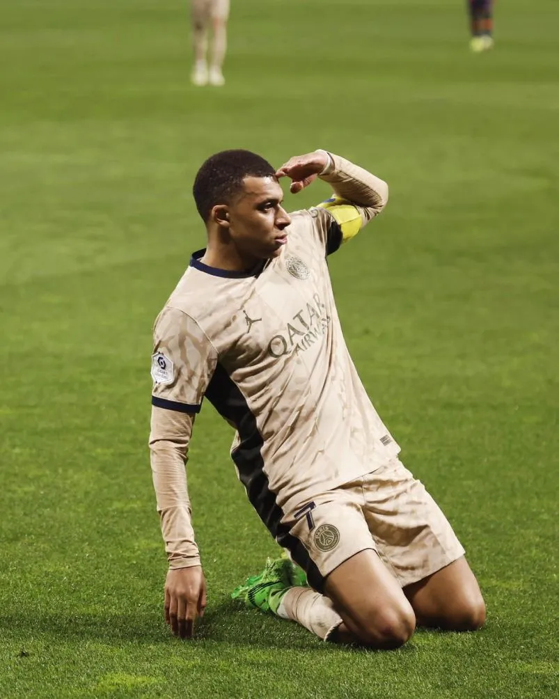 Festejo de Mbappé en el duelo ante Montpellier