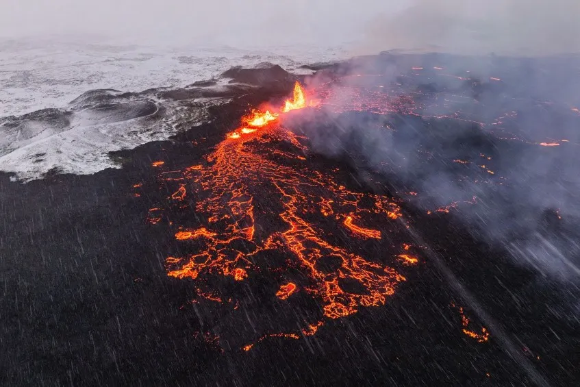 Vista lejana de la erupción de un volcán en Islandia.