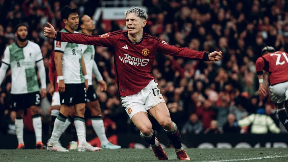 Garnacho durante la victoria ante los Reds