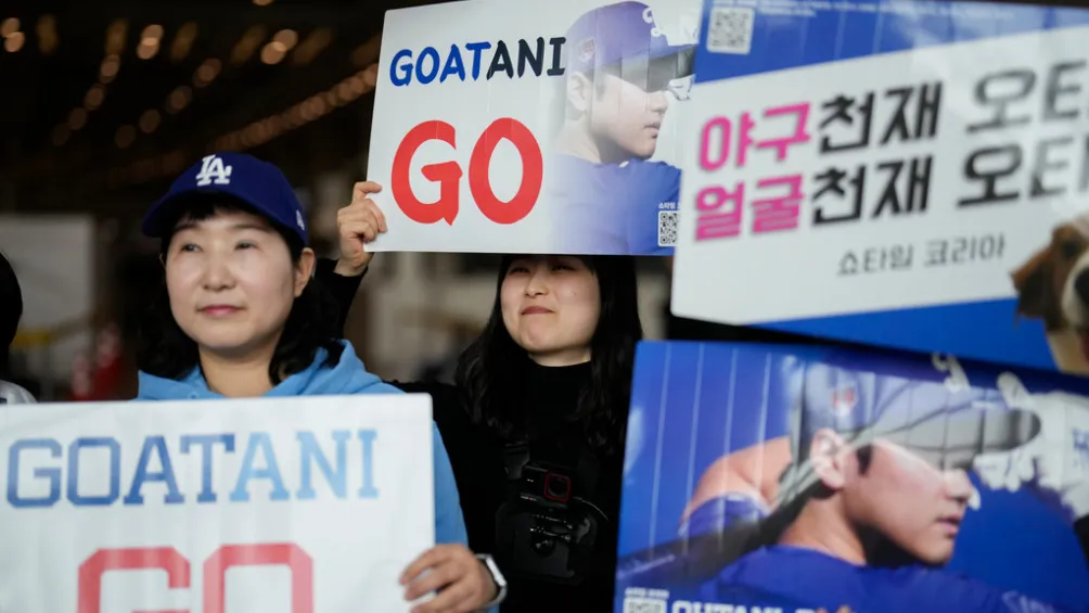 Aficionados de Corea del Sur recibiendo a Ohtani