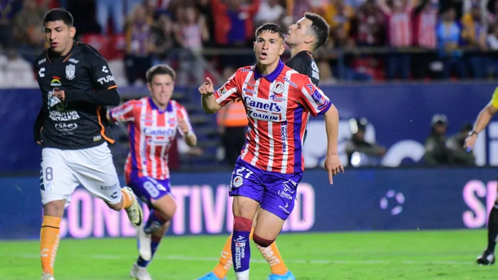 Galdames festejando previo a subir a la grada