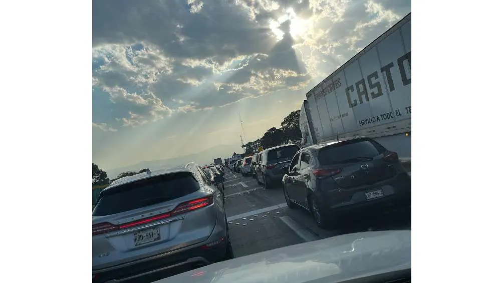 Cientos de automovilistas quedaron varados, con dirección a la CDMX.