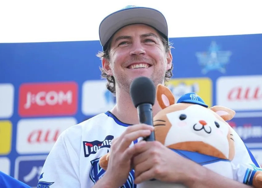 Bauer atendiendo a los medios