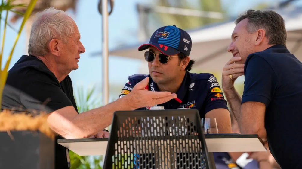 'Checo' Pérez con Horner y Helmut Marko