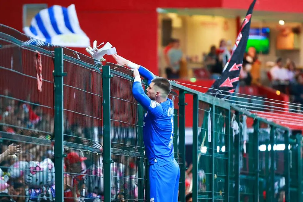 IMAGO 7 Volpi regaló sus guantes a la afición de Toluca