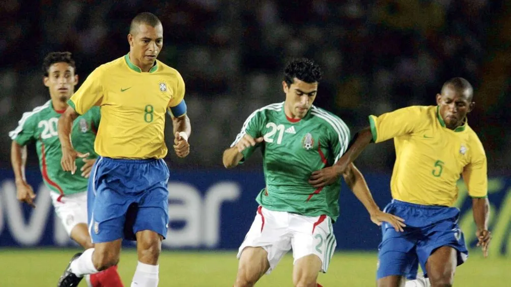 MEXSPORT Castillo ante la persecución de los defensas brasileños