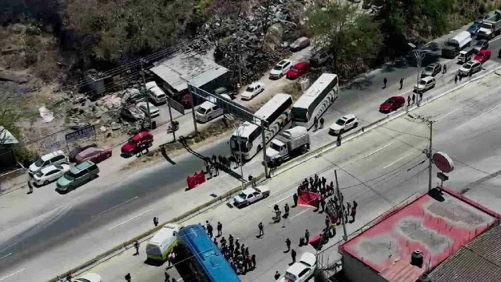 Los estudiantes repartieron volantes a los automovilistas para informarles sobre los eventos del 7 de marzo. Foto Especial
