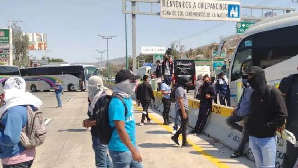 Estudiantes de Ayotzinapa cerraron la Autopista del Sol en protesta por el asesinato de su compañero Yanquí Kothan. Foto Especial