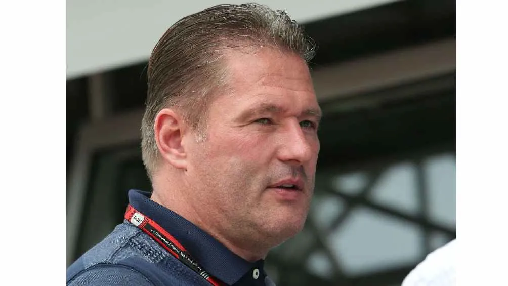 Espera que se concentren en las carreras