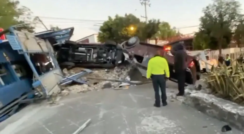 El tráiler trasladaba al menos siete vehículos.