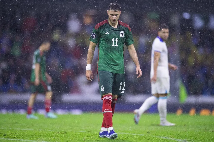 Santi Giménez en un partido de México