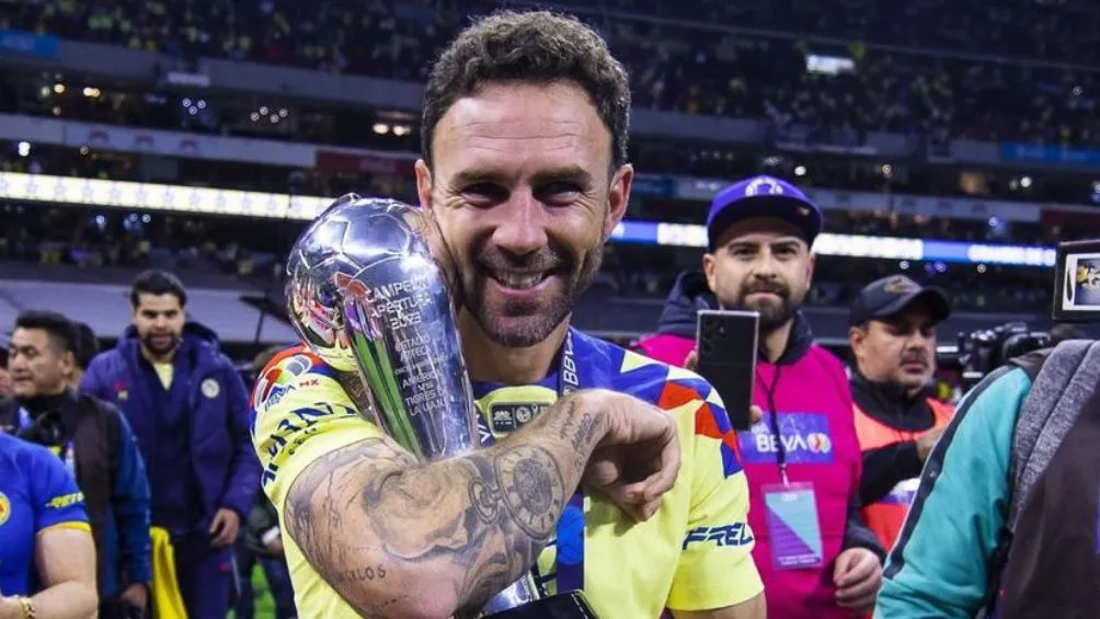 Layún celebra la Liga MX