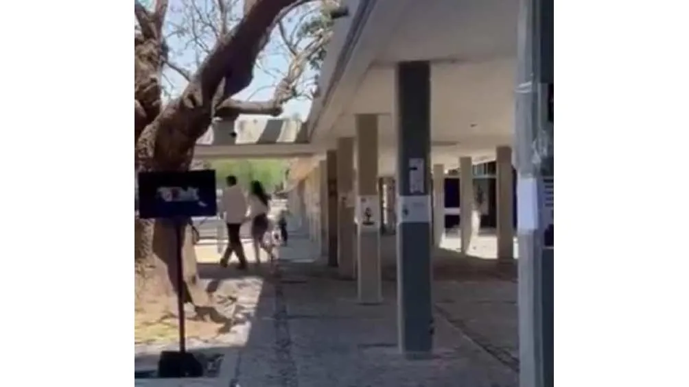 Twitter: @Indie5051 La cantante y su novio Callum Turner visitaron la Biblioteca Central.