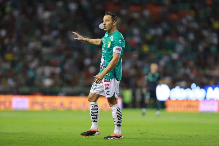 Andrés Guardado durante un juego de León
