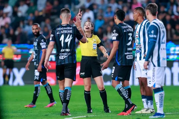 Katia García en el Pachuca vs Querétaro