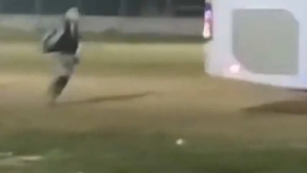 El cantante corrió desesperado para alcanzar el camión.