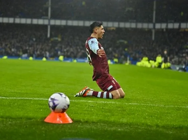 Edson festeja un gol