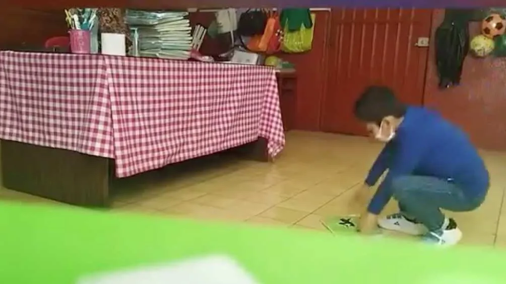 Los alumnos tenía que recoger su cuaderno del suelo.