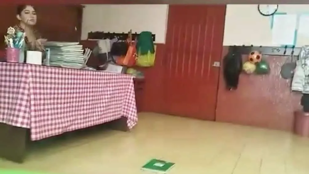 La maestra ya fue removida de su cargo mientras se hace la investigación.
