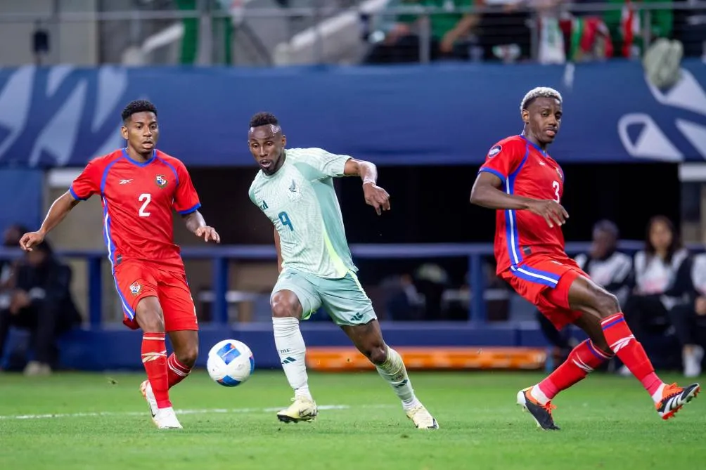 MEXSPORT Quiñones durante el juego de la Nations League