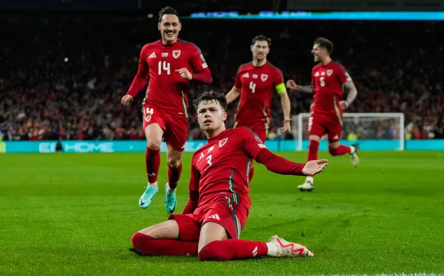 Neco Williams ffesteja tras marcar a Finlandia