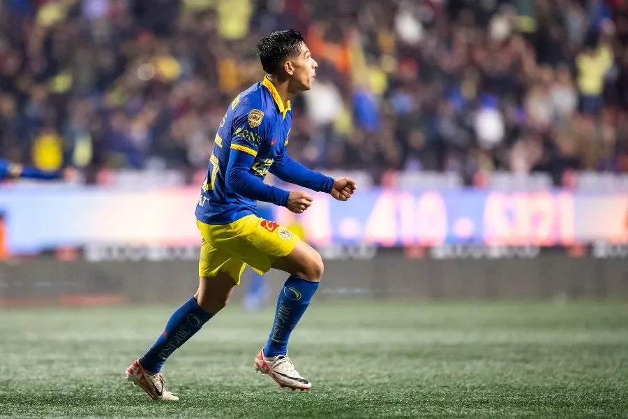 Salvador Reyes festejando un gol con América
