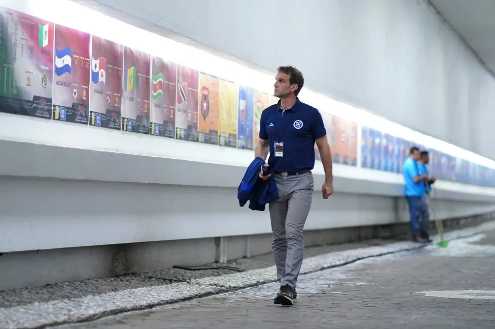Alonso en su llegada al Estadio Azteca