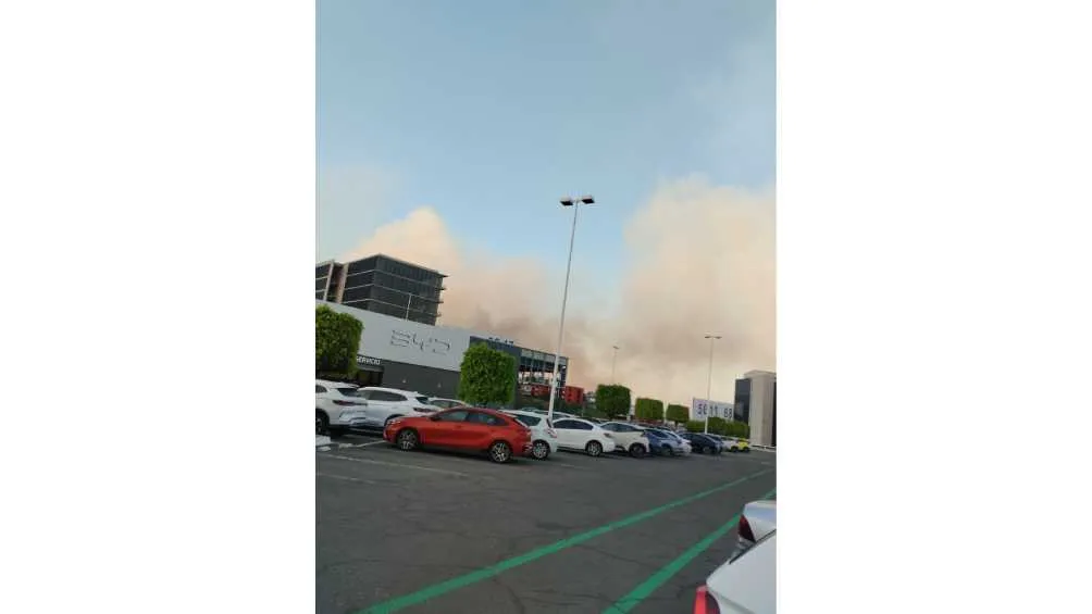 También desde la plaza Galerías Atizapán se pudo apreciar al humo.