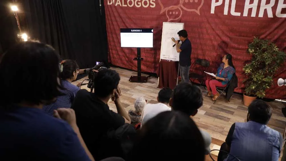 SITIO DE INTERNET: sec.pilares.cdmx.gob.mx El profesor Joel Cruz ofreció una clase para mostrar su método.