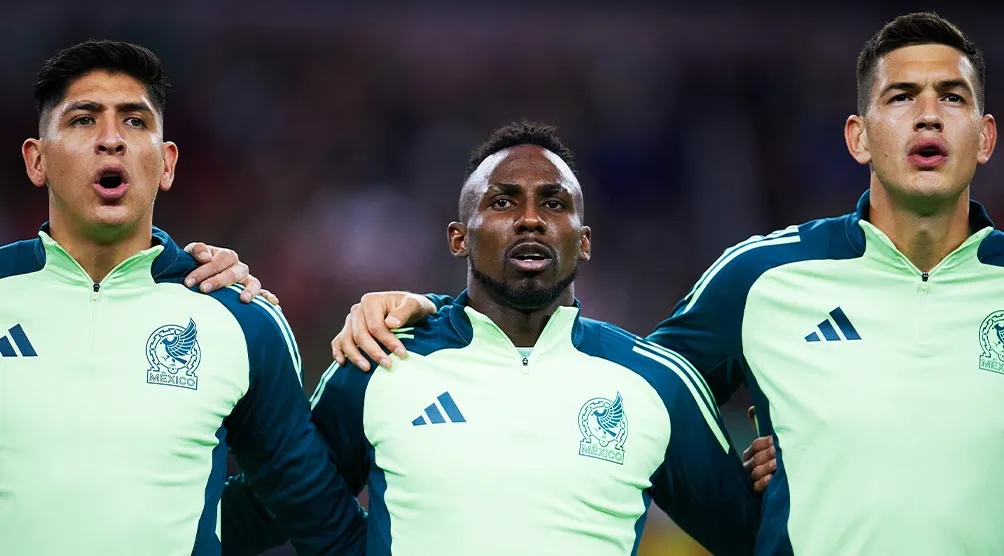 El delantero de América, durante el Himno Nacional Mexicano