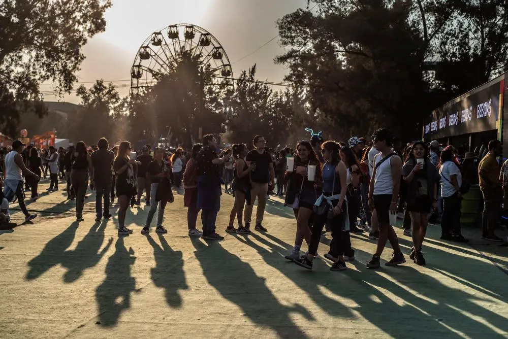 La queja es que no tenían gradas donde sentarse.