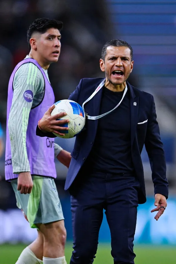 Jaime Lozano con Edson Álvarez