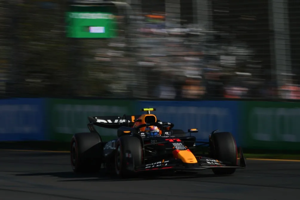 Checo Pérez durante las prácticas libres en Melbourne