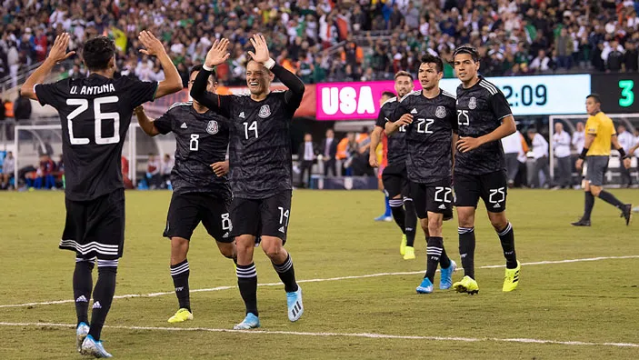 Imago7 Antuna y Chicharito celebran en un juego amistoso ante EU, en 2019